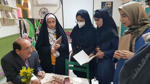 برنامه دو پنجره در کانون پرورش فکری کودکان و نوجوانان استان کرمانشاه در راستای تقویت فعالیت‌های ادبی و همنشینی پدید‌آورندگان ادبیات کودک و نوجوان با مخاطبان، با حضور بابک نیک‌طلب شاعر و نویسنده نامی ا