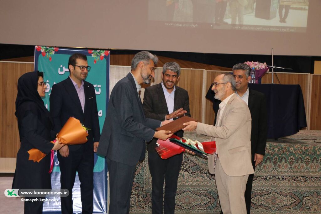 تکریم و معارفه مدیران قدیم و جدید کانون زبان فارس