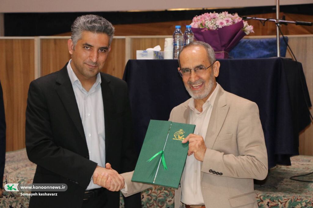 تکریم و معارفه مدیران قدیم و جدید کانون زبان فارس