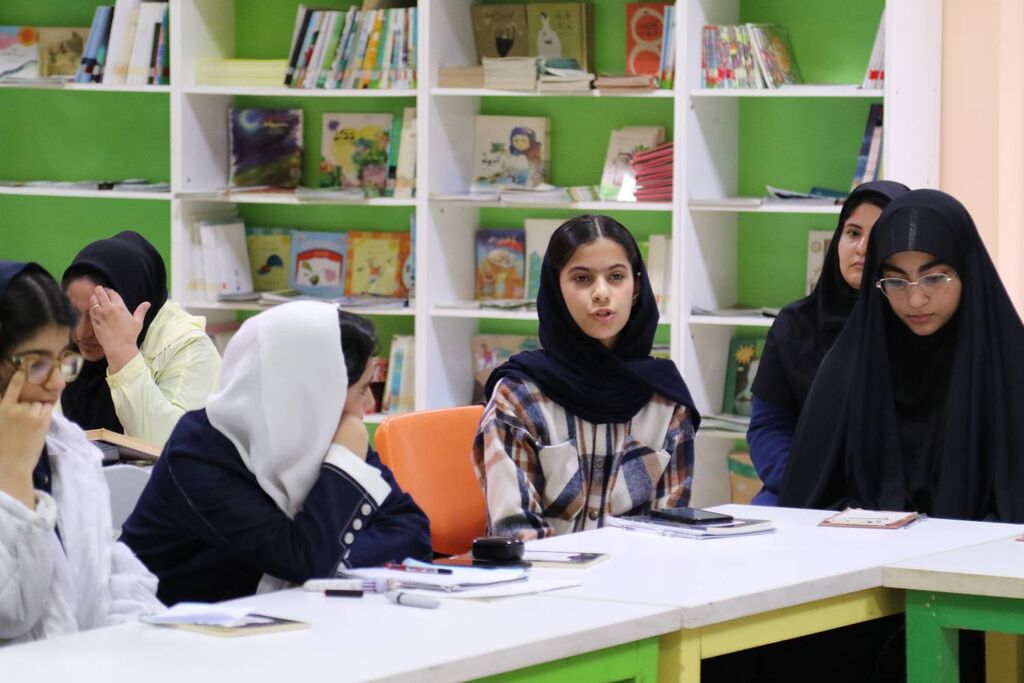 نشست ادبی دو پنجره کانون مازندران به نقد و بررسی کتاب سنگ شانس شیرنشان پرداخت 