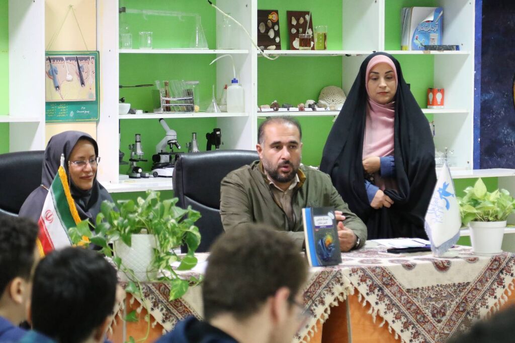 نشست ادبی دو پنجره کانون مازندران به نقد و بررسی کتاب سنگ شانس شیرنشان پرداخت 