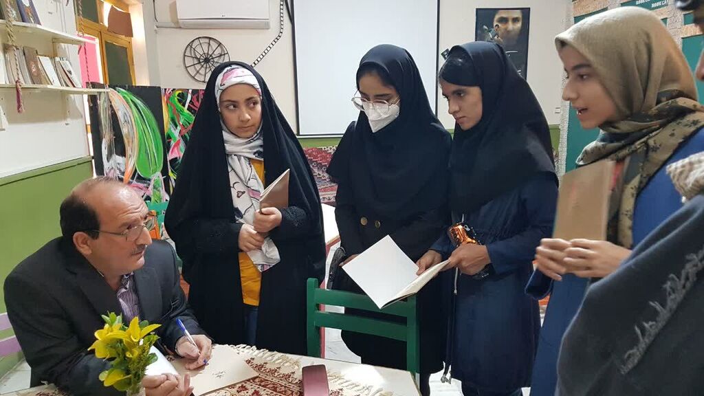 نوجوانان کرمانشاهی کتاب شعر «بهار از کوچ برگشت» را نقد کردند