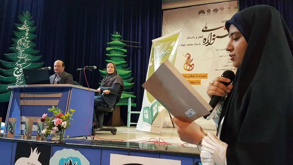 برنامه دو پنجره در کانون پرورش فکری کودکان و نوجوانان استان کرمانشاه در راستای تقویت فعالیتهای ادبی و همنشینی پدیدآورندگان ادبیات کودک و نوجوان با مخاطبان، با حضور بابک نیکطلب شاعر و نویسنده نامی ا نوجوانان کرمانشاهی کتاب شعر «بهار از کوچ برگشت» را نقد کردند