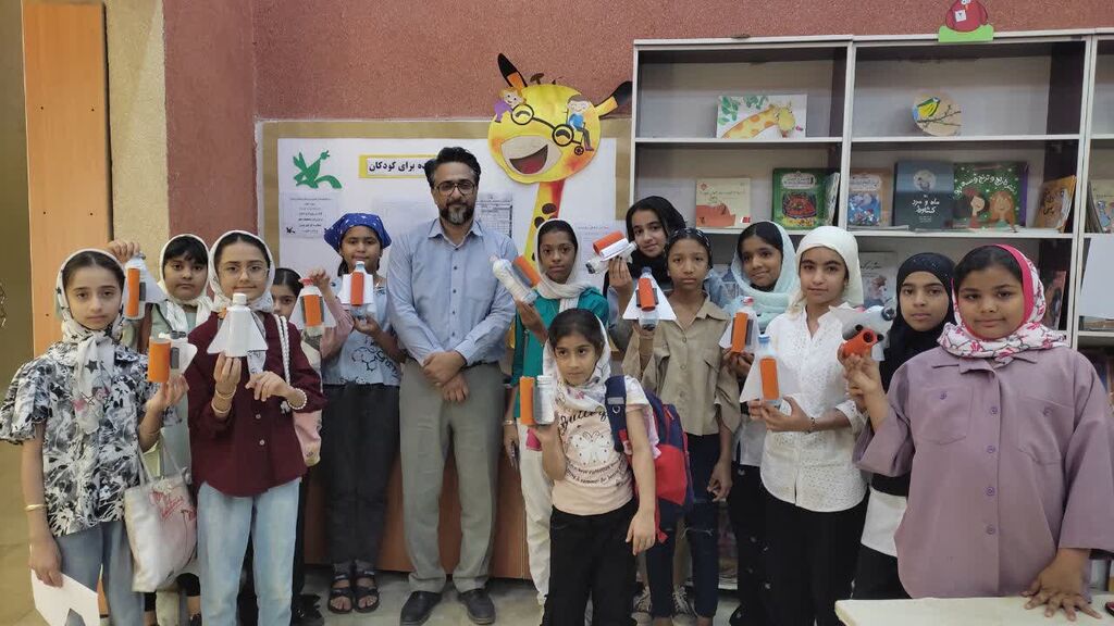 ساخت شاتل فضایی با دورریختنیها در مرکز فرهنگی هنری شماره ۱ بندرعباس