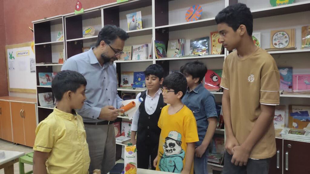 ساخت شاتل فضایی با دورریختنیها در مرکز فرهنگی هنری شماره ۱ بندرعباس