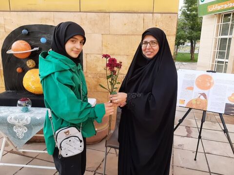 شب علم و نجوم، همراه کارگاه های آموزشی جهت یابی و صور فلکی ، آشنایی با فرا سیارات ، آموزش چرخش سیارات به دور و خورشید ، بازدید از موزه کودک ، رصد ماه و مشتری و همچنین برپایی ایستگاه های کاغذ و تا ، نقاشی در مرکز شهید فرخی ارومیه