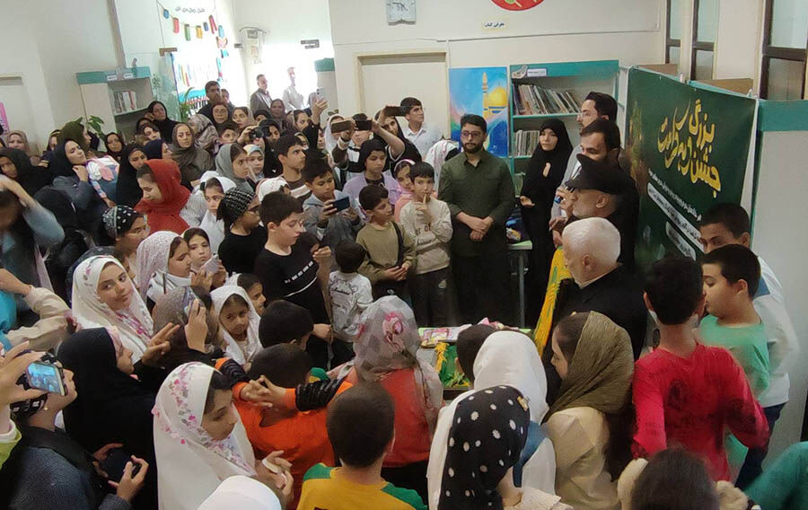 کاروان «زیر سایه خورشید» میهمان دلهای کودکان و نوجوانان اردبیلی شد کاروان خورشید در اردبیل/ پرچم متبرک رضوی مرکز فضای شماره ۴ کانون را عطرآگین کرد