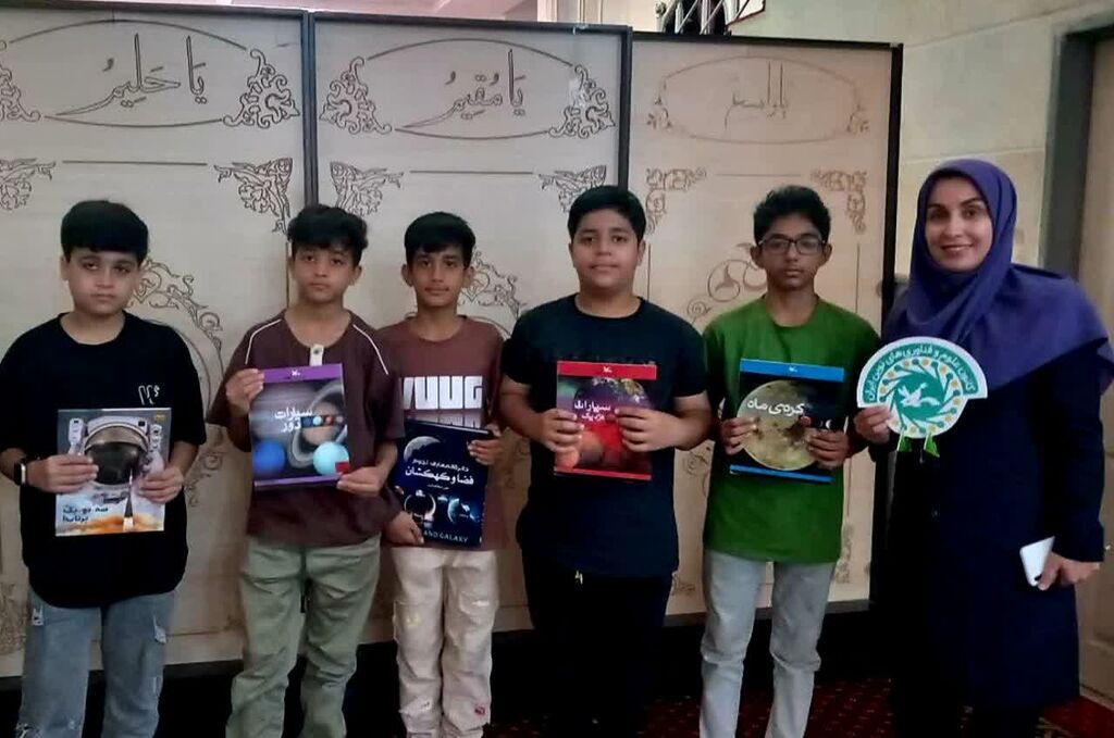 برپایی میز خدمت کانون علوم و فناوریهای نوین ایران قطب هرمزگان در مصلی شهر بندرعباس