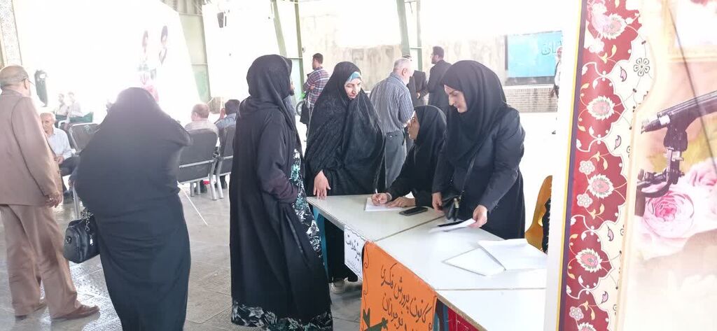 میز خدمت کانون کرمانشاه در محل نماز جمعه