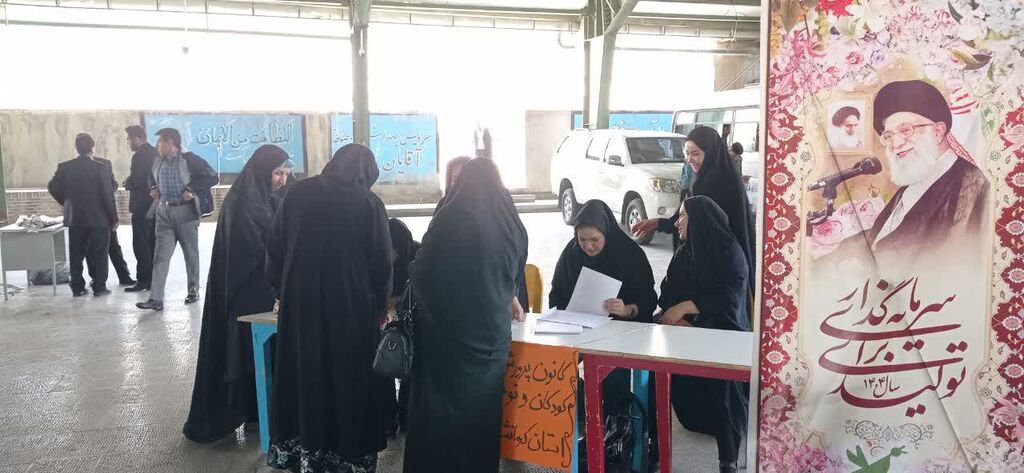 میز خدمت کانون کرمانشاه در محل نماز جمعه