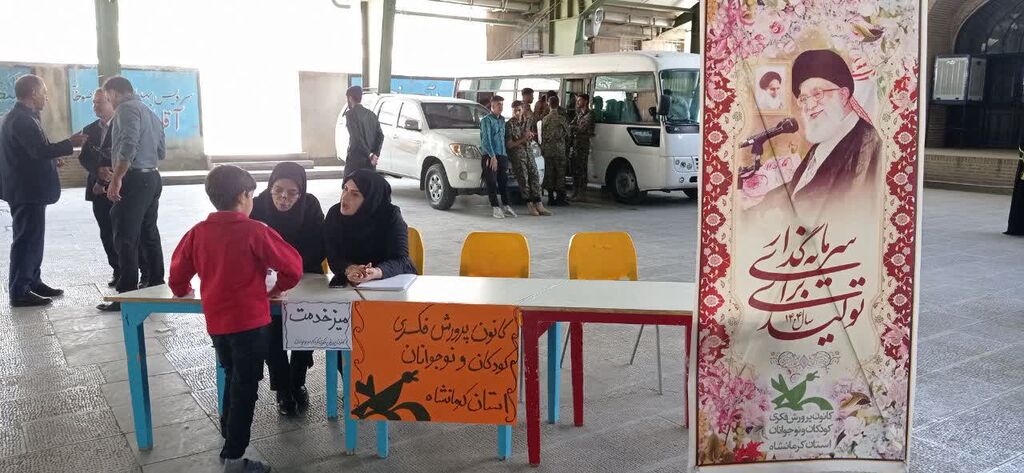 میز خدمت کانون کرمانشاه در محل نماز جمعه