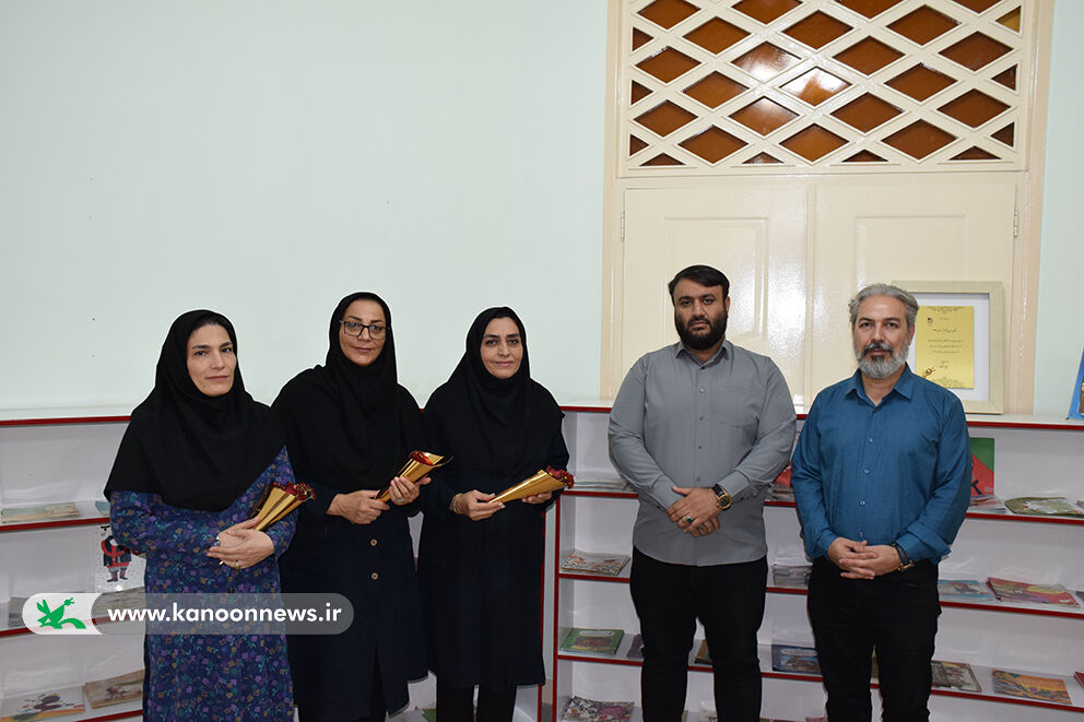 تجلیل مدیرکل کانون لرستان از مربیان تجلیل مدیرکل کانون لرستان از مربیان مراکزفرهنگی هنری