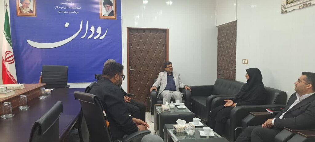 نشست مدیرکل کانون پرورش فکری با فرماندار و رئیس شورای شهر رودان برای راهاندازی مرکز فرهنگیهنری کانون  نشست مدیرکل کانون پرورش فکری با فرماندار و رئیس شورای شهر رودان برای راهاندازی مرکز فرهنگیهنری کانون