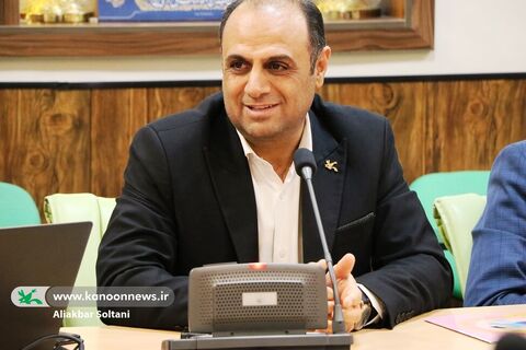 کتاب «قصههای امیرعلی و باباش» در نشست «گلبرگ» بررسی شد