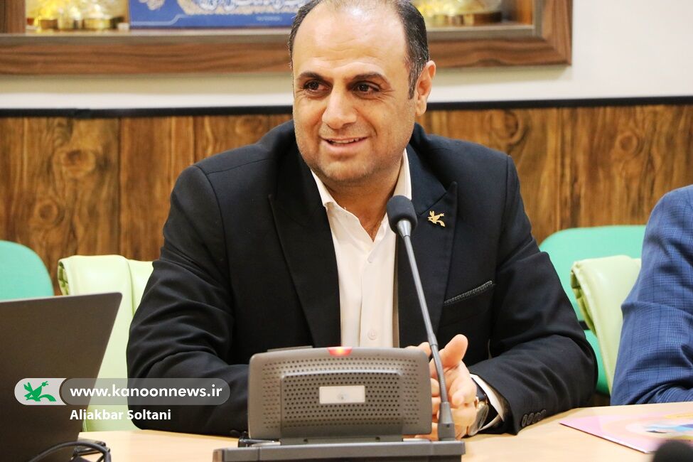 کتاب «قصههای امیرعلی و باباش» در نشست «گلبرگ» بررسی شد