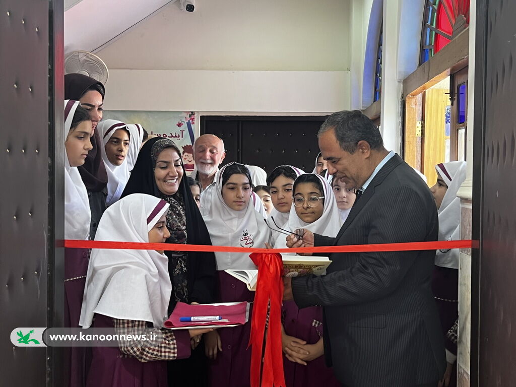 آلبوم تصویری افتتاح نمایشگاه آثار اعضا و مربیان کانون استان بوشهر با موضوع خلیج فارس نمایشگاه آثار نقاشی اعضا و مربیان کانون استان بوشهر افتتاح شد