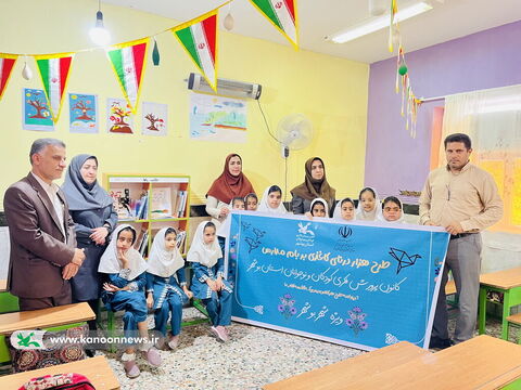 پرواز درناهای کاغذی بر بام مدرسه روستای چاکوتاه