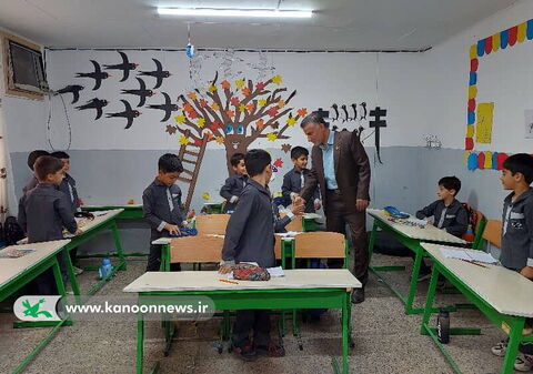 پرواز درناهای کاغذی بر بام مدرسه نیروگاه هسته ای