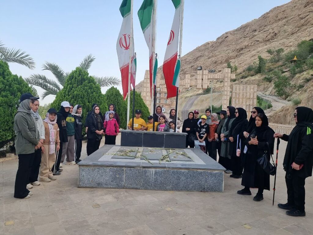 کوهپیمایی اعضای دختر ومادران مرکز سرپلذهاب به مناسبت دهه کرامت