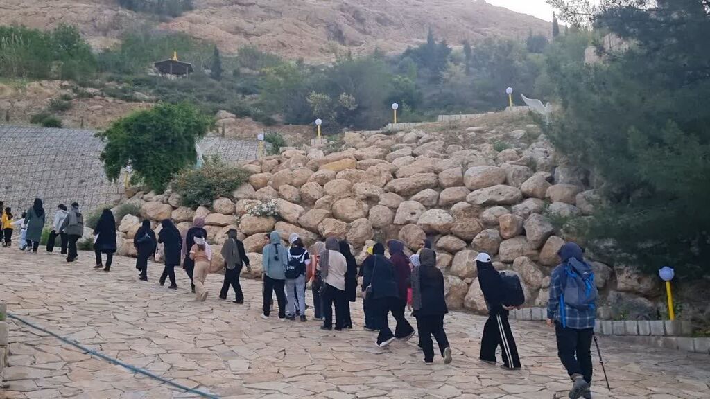 کوه‌پیمایی اعضای دختر ومادران مرکز سرپل‌ذهاب به مناسبت دهه کرامت