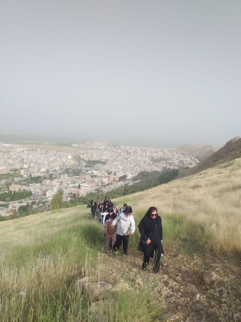 کوه‌پیمایی اعضای دختر ومادران مرکز سرپل‌ذهاب به مناسبت دهه کرامت