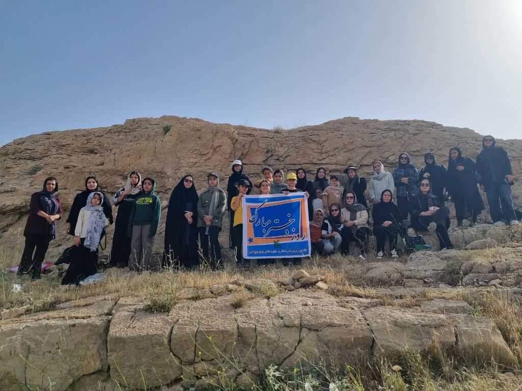 کوه‌پیمایی اعضای دختر ومادران مرکز سرپل‌ذهاب به مناسبت دهه کرامت