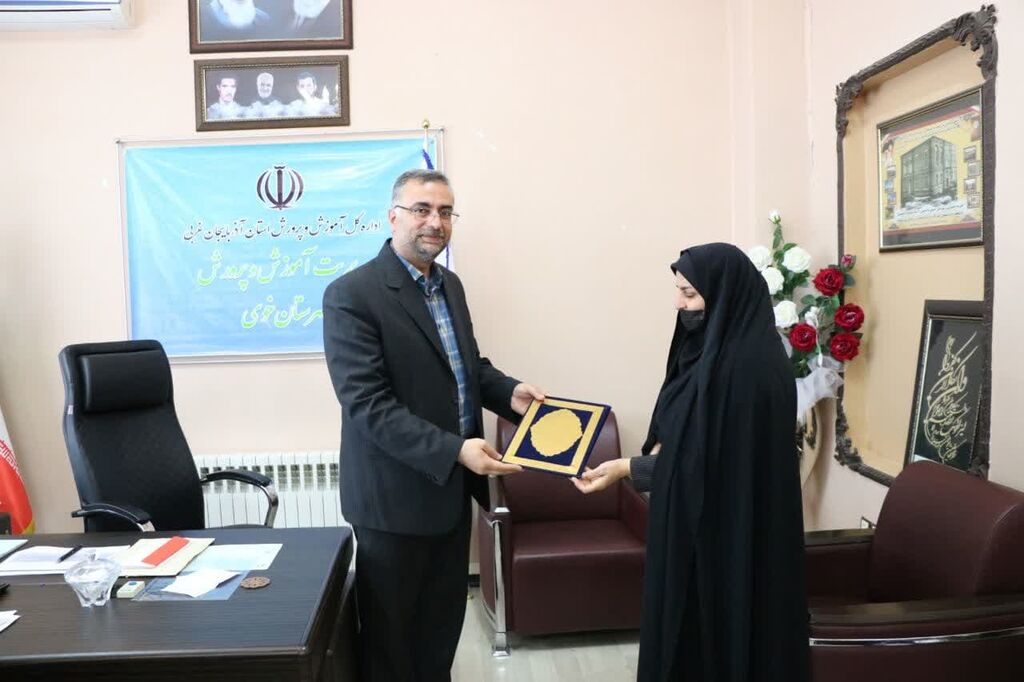 دانش هدیه ای از دستان پرمهر معلم