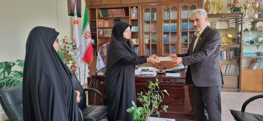 دانش هدیه ای از دستان پرمهر معلم