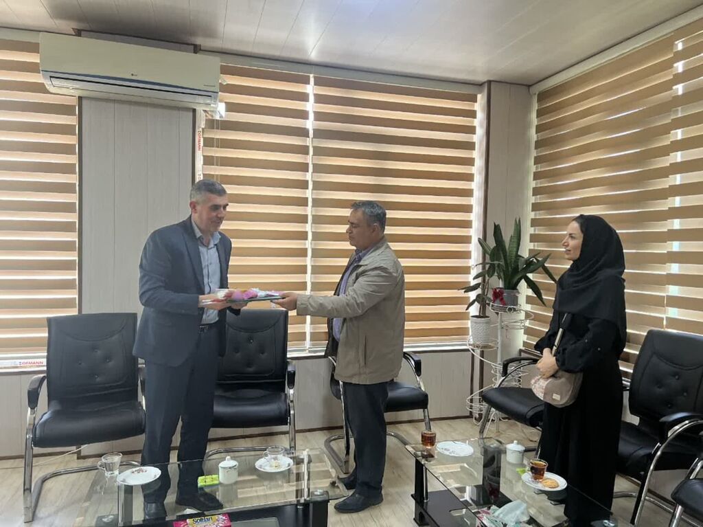 دانش هدیه ای از دستان پرمهر معلم