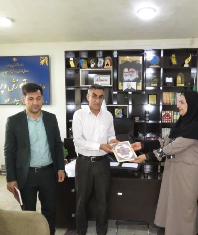 دانش هدیه ای از دستان پرمهر معلم