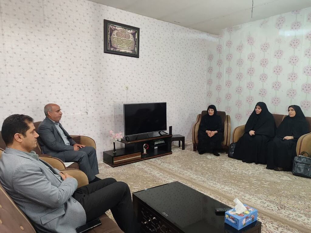 دیدار مدیرکل کانون استان ایلام با خانواده شهید فرهنگی در هفته معلم