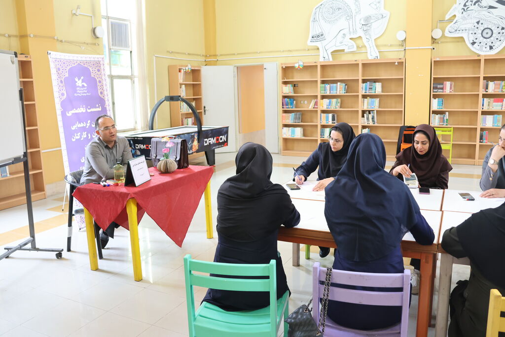 نشست تخصصی «تحلیل متون و نقد ادبی» در کانون چهارمحال و بختیاری برگزار شد
