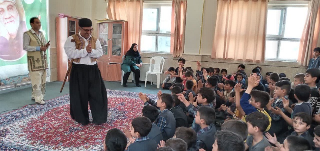 پیک امید کانون استان اصفهان امروز مهمان دانش‌آموزان دبستان شهید سلیمانی در حاشیه شهر اصفهان شد