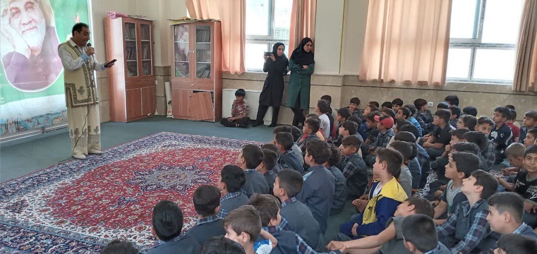 پیک امید کانون استان اصفهان امروز مهمان دانشآموزان دبستان شهید سلیمانی در حاشیه شهر اصفهان شد