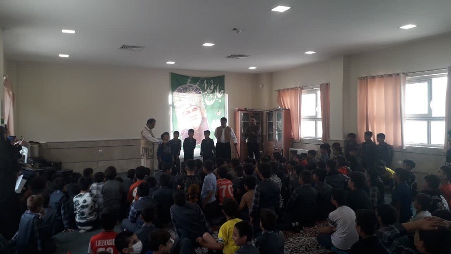 پیک امید کانون استان اصفهان امروز مهمان دانشآموزان دبستان شهید سلیمانی در حاشیه شهر اصفهان شد