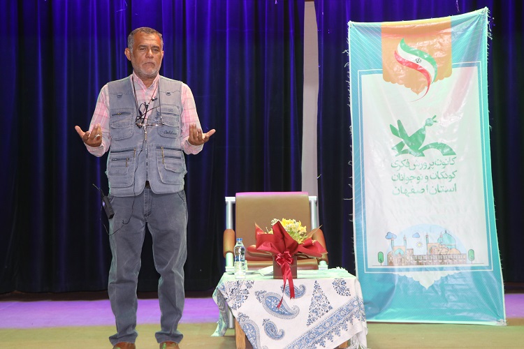 نشست آموزشی الزامات و آداب معاشرت محیط کار کارکنان خدمات کانون استان اصفهان