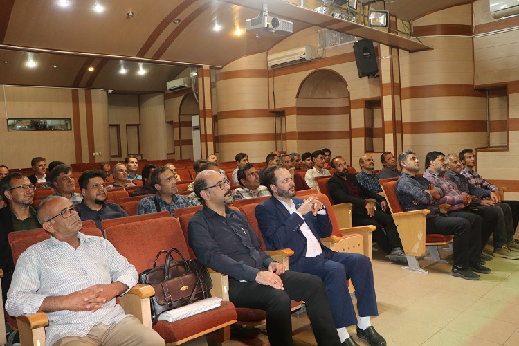 نشست آموزشی الزامات و آداب معاشرت محیط کار کارکنان خدمات کانون استان اصفهان