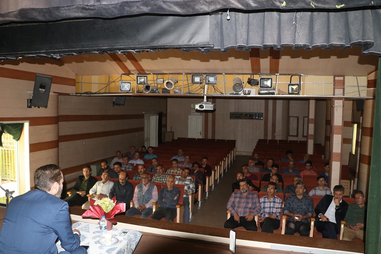 نشست آموزشی الزامات و آداب معاشرت محیط کار کارکنان خدمات کانون استان اصفهان