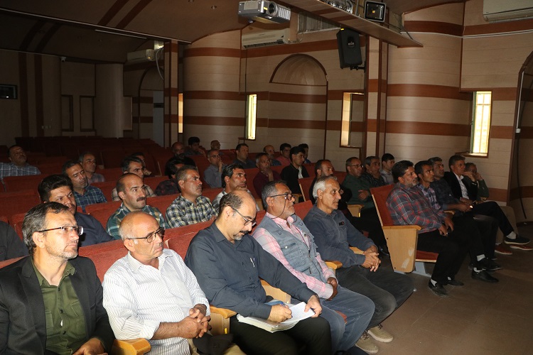 نشست آموزشی الزامات و آداب معاشرت محیط کار کارکنان خدمات کانون استان اصفهان