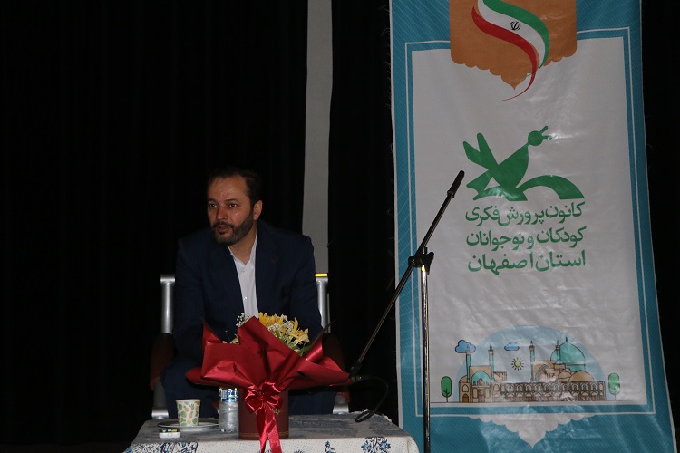 نشست آموزشی الزامات و آداب معاشرت محیط کار کارکنان خدمات کانون استان اصفهان