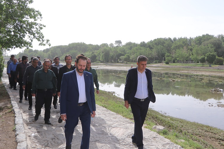 نشست آموزشی الزامات و آداب معاشرت محیط کار کارکنان خدمات کانون استان اصفهان