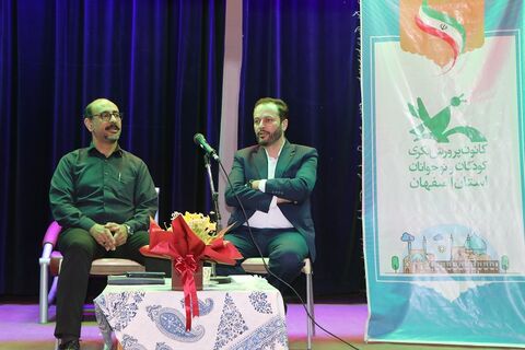 گزارش تصویری نشست آموزشی الزامات و آداب معاشرت محیط کار کارکنان خدمات کانون استان اصفهان