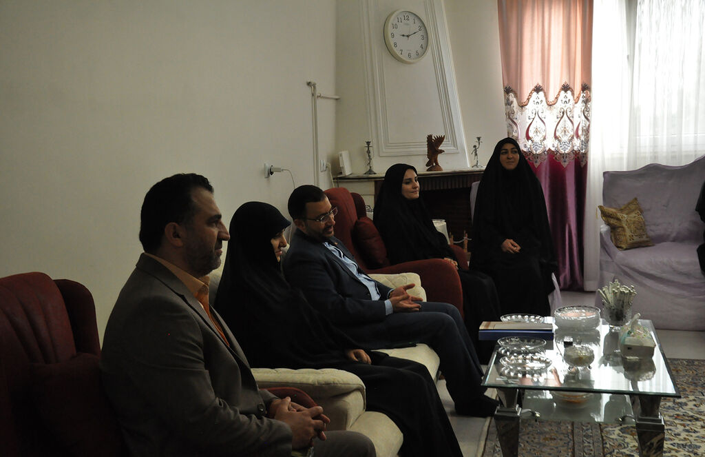 حضور مدیرعامل کانون در منزل شهید معلم «محمود همدانی»