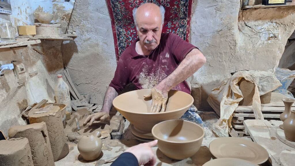 بازدید مربیان هنری کانون همدان از کارگاه سفالگری لالجین