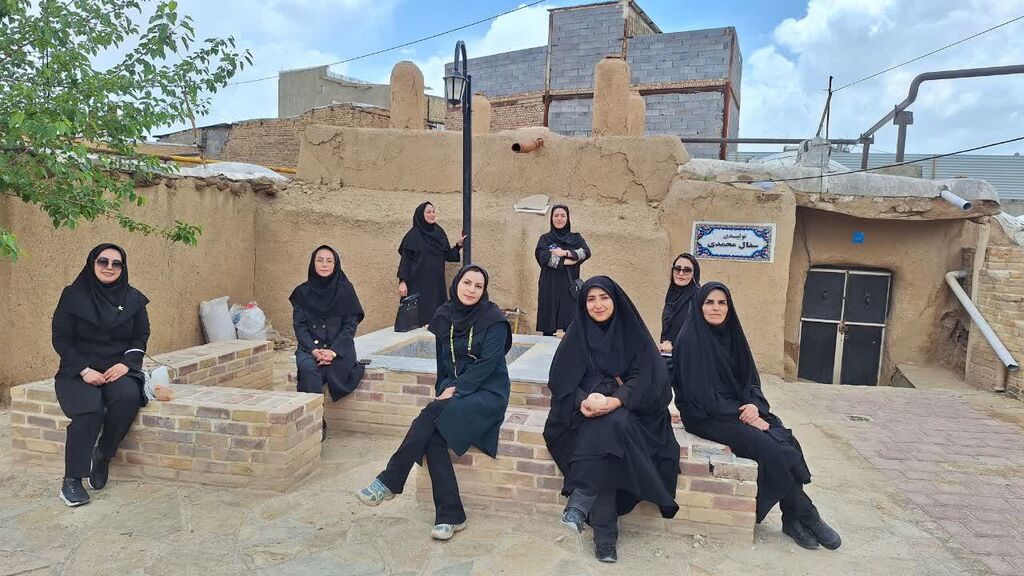 بازدید مربیان هنری کانون همدان از کارگاه سفالگری لالجین