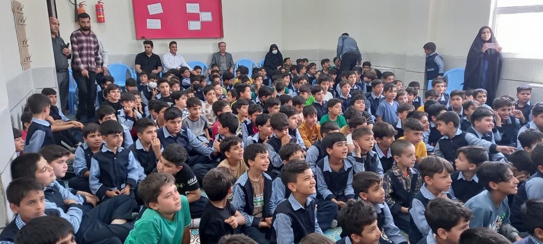 پیک امید کانون استان اصفهان مهمان دانش‌آموزان دبستان برکت شهید رئیسی اژیه از توابع شهرستان هرند شد