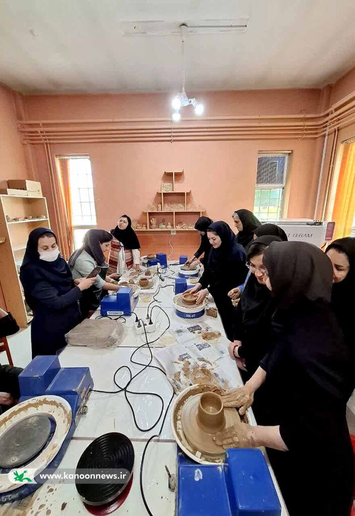 کارگاه آموزشی سفالگری باچرخ درکانون چهارمحال و بختیاری  برگزار شد