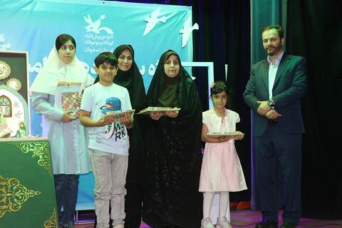 گزارش تصویری رونمایی از کتاب هشتمین خورشید و تقدیر از اعضای افتخارآفرین بین‌المللی، ملی و استانی