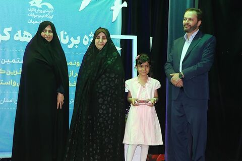 گزارش تصویری رونمایی از کتاب هشتمین خورشید و تقدیر از اعضای افتخارآفرین بین‌المللی، ملی و استانی