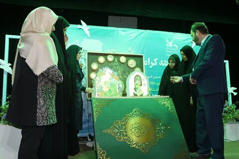 گزارش تصویری رونمایی از کتاب هشتمین خورشید و تقدیر از اعضای افتخارآفرین بین‌المللی، ملی و استانی